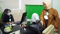Direktur Pelayanan BPJS Ketenagakerjaan Roswita Nilakurnia saat meninjau langsung pelayanan di Kantor Cabang Cikokol. Melalui digitalisasi dan simplifikasi dokumen klaim yang telah dilakukan BPJS Ketenagakerjaan, saat ini success rate klaim telah mencapai 95%.