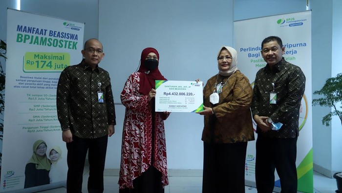 Direktur Pelayanan BPJAMSOSTEK Roswita Nilakurnia menyerahkan santunan kepada ahli waris peserta yang meninggal dunia karena kecelakaan kerja sebesar Rp4,4 miliar. Manfaat tersebut terdiri dari santunan kematian karena kecelakaan kerja sebesar 48 kali upah yang dilaporkan, biaya pemakaman, santunan berkala selama 24 bulan yang dibayarkan secara lumpsum, serta beasiswa bagi dua orang anak, serta seluruh saldo Jaminan Hari Tua (JHT). Selain itu ahli waris juga akan mendapatkan manfaat Jaminan Pensiun (JP) yang diberikan secara berkala setiap bulan.