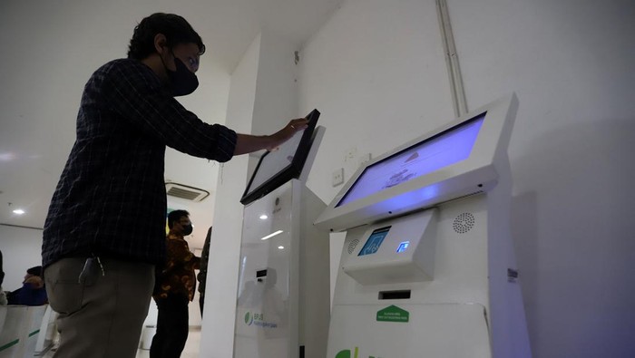 Direktur Pelayanan BPJAMSOSTEK Roswita Nilakurnia menyerahkan santunan kepada ahli waris peserta yang meninggal dunia karena kecelakaan kerja sebesar Rp4,4 miliar. Manfaat tersebut terdiri dari santunan kematian karena kecelakaan kerja sebesar 48 kali upah yang dilaporkan, biaya pemakaman, santunan berkala selama 24 bulan yang dibayarkan secara lumpsum, serta beasiswa bagi dua orang anak, serta seluruh saldo Jaminan Hari Tua (JHT). Selain itu ahli waris juga akan mendapatkan manfaat Jaminan Pensiun (JP) yang diberikan secara berkala setiap bulan.