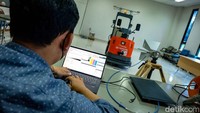 BRIN menggunakan teknologi pemandu GPS-RTK yang memiliki akurasi hingga 1 cm untuk memandu kendaraan ini.