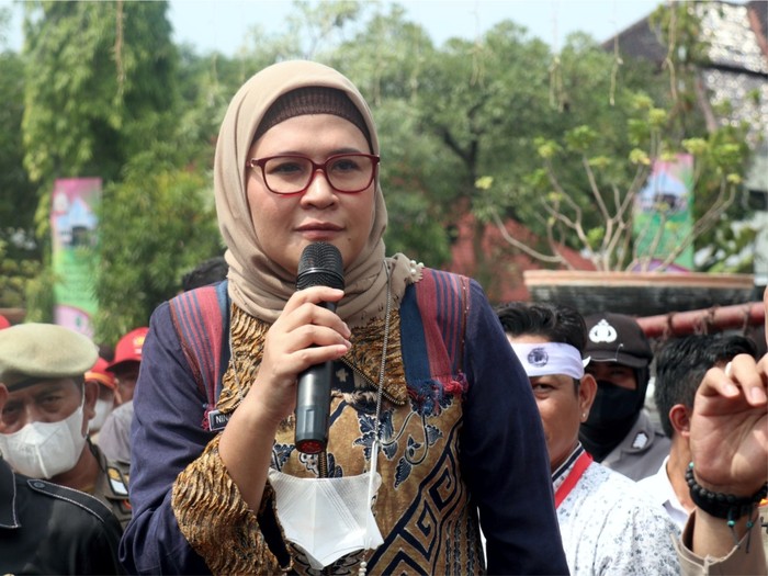 Bupati Indramayu Nina Agustina Dai Bachtiar menemui perwakilan petani tebu kemitraan Pabrik Gula (PG) Rajawali Jatitujuh yang melakukan aksi demonstrasi di Pendopo Indramayu.