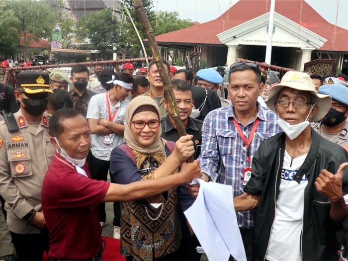 Bupati Indramayu Nina Agustina Dai Bachtiar menemui perwakilan petani tebu kemitraan Pabrik Gula (PG) Rajawali Jatitujuh yang melakukan aksi demonstrasi di Pendopo Indramayu.