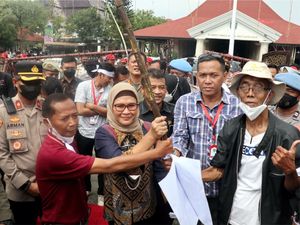 Temui Pendemo, Bupati Indramayu Janji Perjuangkan Nasib Petani Tebu