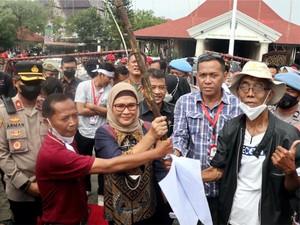 Temui Pendemo, Bupati Indramayu Janji Perjuangkan Nasib Petani Tebu