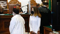 Chandrika Chika menjadi saksi atas kasus pemukulan yang menjerat Putra Siregar dan Rico Valentino. Pool/Noel/detikFoto