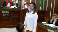 Sebelum masuk ke ruang sidang, Chika mengaku jika dirinya tak merasa tegang. Pool/Noel/detikFoto