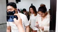 Chika pun kerap melemparkan senyum usai meninggalkan ruang sidang. Pool/Noel/detikFoto