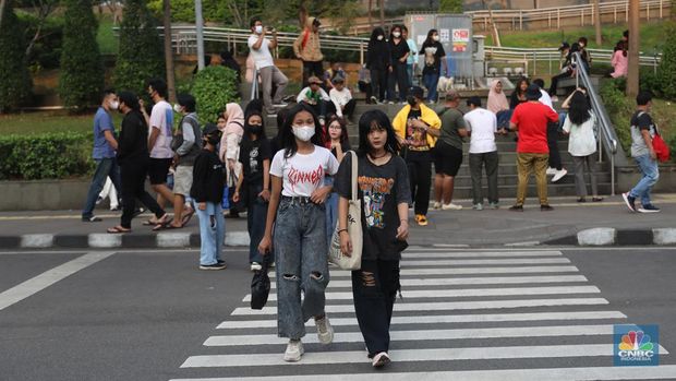 Sejumlah anak muda berjalan di kawasan Taman Sudirman, Jakarta, Kamis (7/7/2022). Tempat ini viral karena jadi ajang adu fashion anak muda yang berasal dari kawasan pinggir wilayah Jakarta seperti Citayam, Bekasi hingga Bojong Gede.(CNBC Indonesia/ Muhammad Sabki)