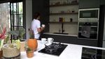 Modern Klasik! Potret Dapur Donna Agnesia yang Serba Abu-abu