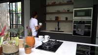 Selain itu, dapurnya juga dibuat dengan nuansa serba abu-abu. Mulai dari dinding dapurnya hingga peralatan masak yang ada di dapur semuanya abu-abu. Foto: Instagram @dagnesia