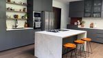 Modern Klasik! Potret Dapur Donna Agnesia yang Serba Abu-abu