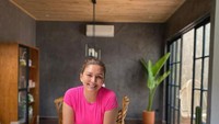 Donna Agnesia juga menggunakan meja berlapis marble untuk menaruh kompornya. Suasananya terang karena berbatasan langsung dengan kolam renang. Foto: Instagram @dagnesia