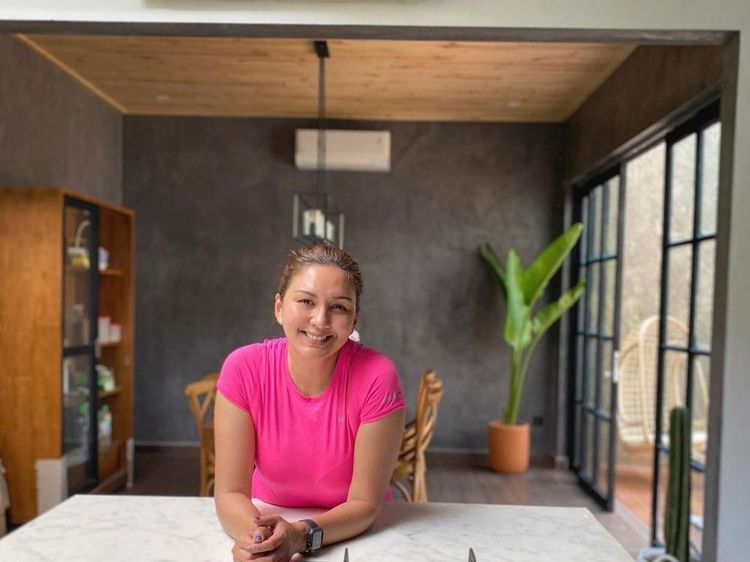 Modern Klasik! Potret Dapur Donna Agnesia yang Serba Abu-abu