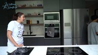 Ada dua jenis kompor yang dipakai oleh Donna Agnesia di dapurnya. Ada kompor listrik dan ada pula kompor tanam, sehingga bisa pakai untuk memasak banyak. Foto: Instagram @dagnesia