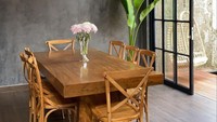 Untuk meja makannya berbahan kayu begitu juga dengan kursinya. Dan meja makan ini merupakan spot favorit Donna Agnesia. Foto: Instagram @dagnesia