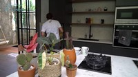 Dapur milik Donna Agnesia ini tidak begitu luas. Namun, dapurnya memiliki desain bangunan yang modern. Foto: Instagram @dagnesia
