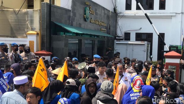 Demo di Kantor Kejari Kota Sukabumi.