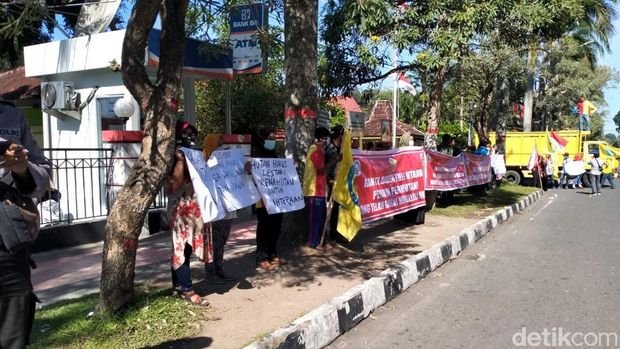 demo illegal logging di blitar