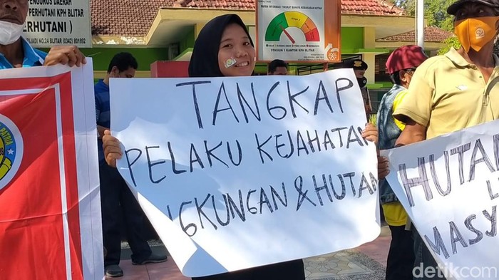 demo illegal logging di blitar