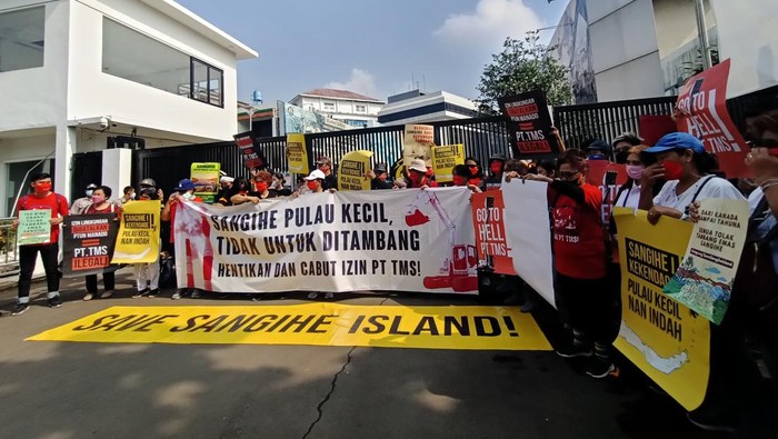 Demo tuntut penutupan tambang di Sangihe (Karin-detikcom)