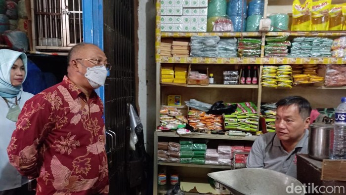 Disdag Sulsel saat sidak pasar Pa,baeng-baeng (detikSulsel/Darmawanti).