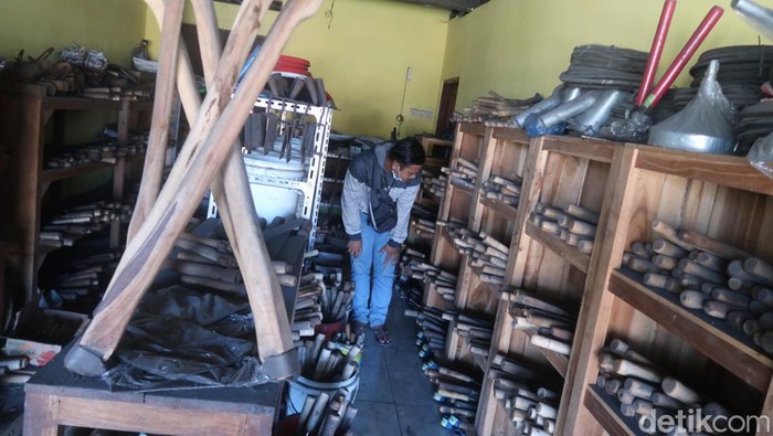 Display penjualan aneka pisau di Pedukuhan Karangasem, Kalurahan Gilangharjo, Kapanewon Pandak, Kabupaten Bantul, Kamis (7/7/2022).