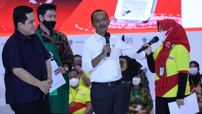 Menteri Investasi/Kepala Badan Koordinasi Penanaman Modal Bahlil Lahadalia dan Menteri BUMN Erick Thohir pada acara Pemberian Nomor Induk Berusaha (NIB) Pelaku Usaha Mikro dan Kecil (UMK) Perseorangan di Museum De Tjolomadoe, Karanganyar, Jawa Tengah.