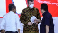 Presiden Direktur PT HM Sampoerna Tbk. (Sampoerna) Vassilis Gkatzelis (tengah) berbincang-bincang dengan Menteri Investasi/Kepala Badan Koordinasi Penanaman Modal Bahlil Lahadalia dan Menteri BUMN Erick Thohir usai acara Pemberian Nomor Induk Berusaha (NIB) Pelaku Usaha Mikro dan Kecil (UMK) Perseorangan di Museum De Tjolomadoe, Karanganyar, Jawa Tengah.