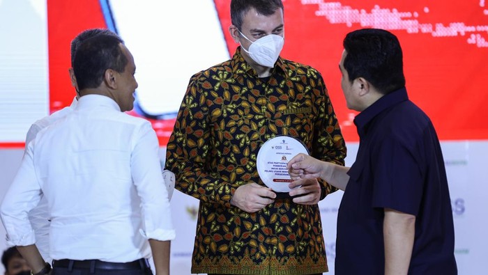 Menteri Investasi/Kepala Badan Koordinasi Penanaman Modal Bahlil Lahadalia dan Menteri BUMN Erick Thohir pada acara Pemberian Nomor Induk Berusaha (NIB) Pelaku Usaha Mikro dan Kecil (UMK) Perseorangan di Museum De Tjolomadoe, Karanganyar, Jawa Tengah.