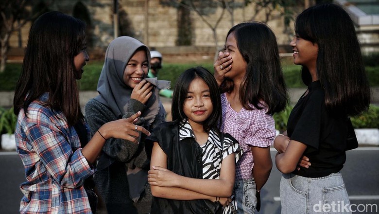 Fenomena muda mudi Citayam nongkrong di Taman Dukuh Atas Jakarta menjadi perbincangan hangat. Kini mereka menggelar Citayam Fashion Week di Jakarta.
