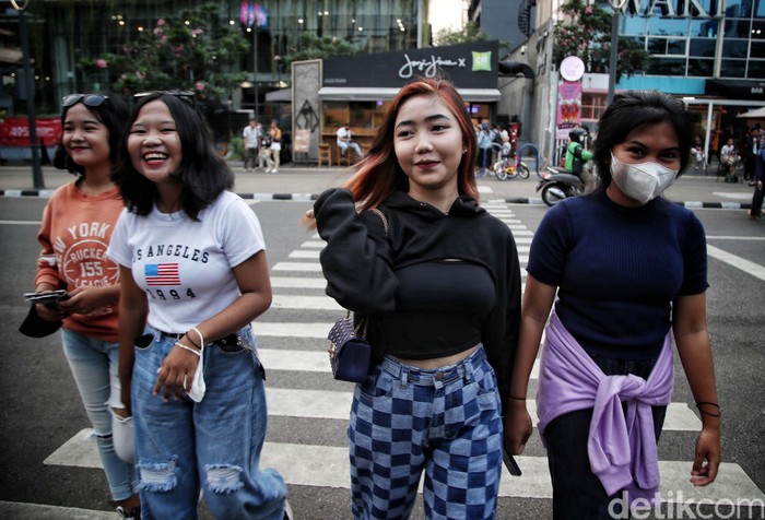 Fenomena muda mudi Citayam nongkrong di Taman Dukuh Atas Jakarta menjadi perbincangan hangat. Kini mereka menggelar Citayam Fashion Week di Jakarta.