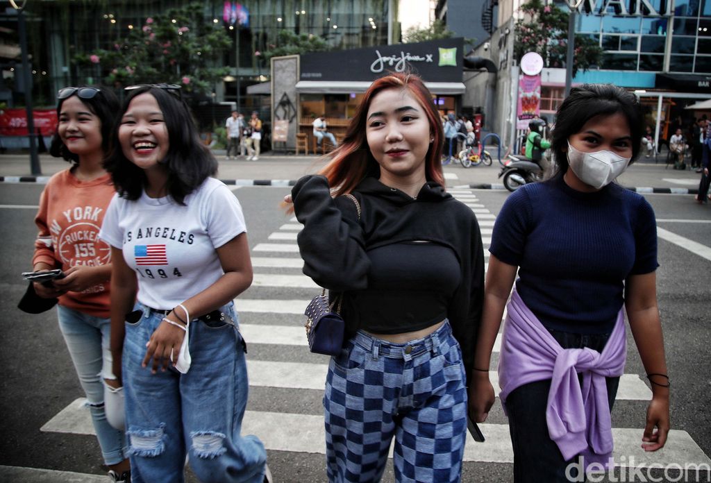 Fenomena muda mudi Citayam nongkrong di Taman Dukuh Atas Jakarta menjadi perbincangan hangat. Kini mereka menggelar Citayam Fashion Week di Jakarta.