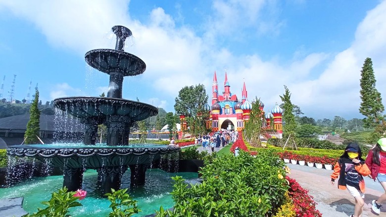Suasana Florawisata DCastello Ciater, Subang.