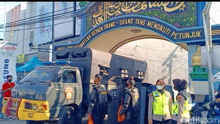 Upaya polisi menjemput paksa Moch Subchi Azal Tsani (MSAT) alias Mas Bechi (42) DPO pencabulan belum membuahkan hasil. 8 jam sudah polisi mengepung Ponpes Shiddiqiyyah, Ploso, Jombang, Jawa Timur.