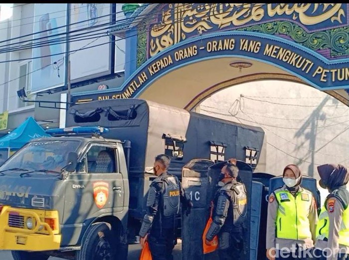 Upaya polisi menjemput paksa Moch Subchi Azal Tsani (MSAT) alias Mas Bechi (42) DPO pencabulan belum membuahkan hasil. 8 jam sudah polisi mengepung Ponpes Shiddiqiyyah, Ploso, Jombang, Jawa Timur.