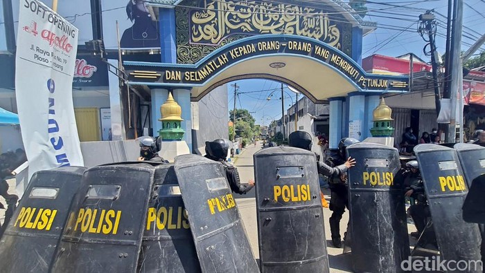 Upaya polisi menjemput paksa Moch Subchi Azal Tsani (MSAT) alias Mas Bechi (42) DPO pencabulan belum membuahkan hasil. 8 jam sudah polisi mengepung Ponpes Shiddiqiyyah, Ploso, Jombang, Jawa Timur.