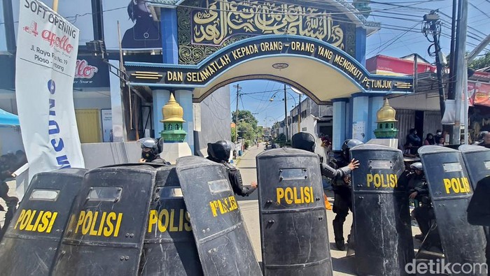 Foto Polisi Kepung Mas Bechi DPO Pencabulan di Ponpes Jombang Upaya polisi menjemput paksa Moch Subchi Azal Tsani (MSAT) alias Mas Bechi (42) DPO pencabulan belum membuahkan hasil. 8 jam sudah polisi mengepung Ponpes Shiddiqiyyah, Ploso, Jombang, Jawa Timur.
