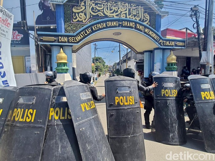 Upaya polisi menjemput paksa Moch Subchi Azal Tsani (MSAT) alias Mas Bechi (42) DPO pencabulan belum membuahkan hasil. 8 jam sudah polisi mengepung Ponpes Shiddiqiyyah, Ploso, Jombang, Jawa Timur.