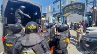 Sedangkan, ratusan anggota buru sergab dari Satbrimob memaksa masuk ke dalam pondok. Pantauan wartawan di lokasi, operasi aparat kepolisian mendapat perlawanan dari pihak pesantren. Akibat perlawanan itu, satu anggota Satbrimob Polda Jatim terluka di bagian tangan kanannya. Anggota yang terluka lantas ditarik ke luar dan dibawa ke rumah sakit dengan mobil ambulans Bhayangkara. Foto: Enggran Eko Budianto