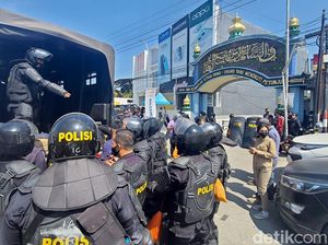Foto: Polisi Kepung Mas Bechi DPO Pencabulan di Ponpes Jombang