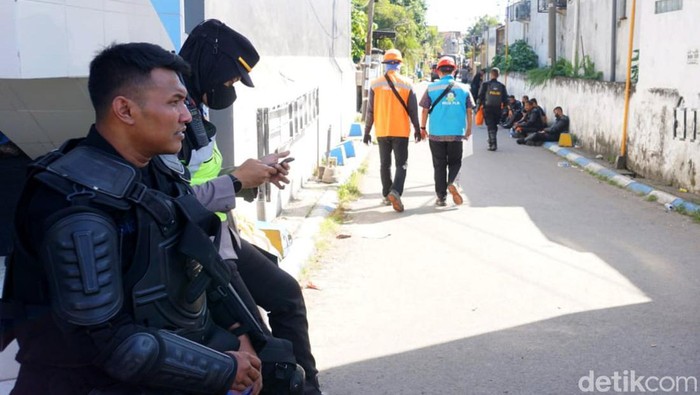 Foto Polisi Kepung Mas Bechi DPO Pencabulan di Ponpes Jombang Upaya polisi menjemput paksa Moch Subchi Azal Tsani (MSAT) alias Mas Bechi (42) DPO pencabulan belum membuahkan hasil. 8 jam sudah polisi mengepung Ponpes Shiddiqiyyah, Ploso, Jombang, Jawa Timur.