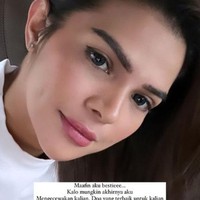 Lagi, dia mengucapken permintaan maaf kepada warganet karena keputusannya lepas hijab. Rosmanizar memakai atasan turtle neck putih dengan rambut yang terurai. Maafin aku bestie. Kalau mungkin akhirnya aku mengecewakan kalian. Doa yang terbaik untuk kalian semua. I love you to the moon and back, tulisnya. Foto: Dok. Instagram @rosmanizar12.