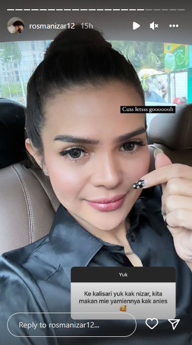 Rosmanizar tampil lepas hijab di unggahan terbarunya di Instagram pada pertengahan 2022 ini. Mengunggah foto dirinya tanpa hijab di Instagram Story, ia meminta maaf kepada warganet tentang penampilan barunya.  Foto: Dok. Instagram @rosmanizar12.