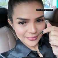 Rosmanizar tampil lepas hijab di unggahan terbarunya di Instagram pada pertengahan 2022 ini. Mengunggah foto dirinya tanpa hijab di Instagram Story, ia meminta maaf kepada warganet tentang penampilan barunya.  Foto: Dok. Instagram @rosmanizar12.