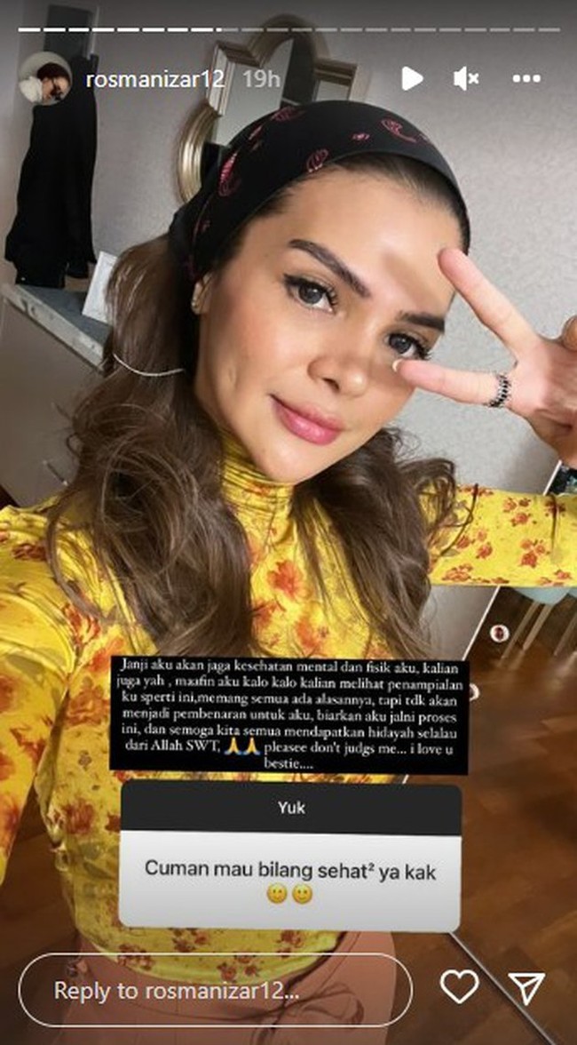 Konten kreator ini memperlihatkan rambut panjang warna cokelat. Maafin aku kalau-kalau kalian melihat penampilanku seperti ini, memang semua ada alasannya, tapi tidak akan menjadi pembenaran untuk aku, biarkan aku jalani proses ini dan semua kita semua mendapatkan hidayah selalu dari Allah SWT. Please dont judge me. I love you bestie, tulis Rosmanizar.  Foto: Dok. Instagram @rosmanizar12.