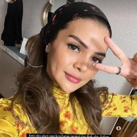 Konten kreator ini memperlihatkan rambut panjang warna cokelat. Maafin aku kalau-kalau kalian melihat penampilanku seperti ini, memang semua ada alasannya, tapi tidak akan menjadi pembenaran untuk aku, biarkan aku jalani proses ini dan semua kita semua mendapatkan hidayah selalu dari Allah SWT. Please dont judge me. I love you bestie, tulis Rosmanizar.  Foto: Dok. Instagram @rosmanizar12.