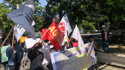 FPR NTB demo Kantor Gubernur NTB menuntut penyelesaian sengketa lahan di KEK Mandalika, Kamis (7/7/2022).