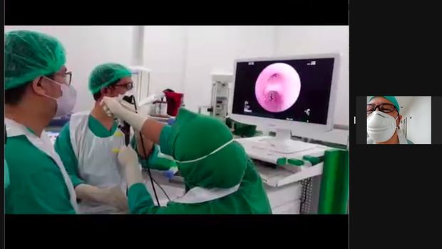 Gadis asal Depok tersedak jarum pentul saat membenarkan hijab.