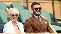Beckham bersama ibunya nampak antusias menyaksikan pertandingan tenis Wimbledon 2022. (Getty Images/Clive Brunskill)