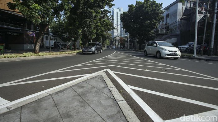 Gencar Dirazia, Kawasan Senopati Pagi Ini Lancar Kendaraan melintas di Kawasan Senopati, Jakarta, Kamis (7/7/2022). Kawasan ini disebut Kapolda Metro Jaya kerap macet imbas parkir liar di bahu jalan.